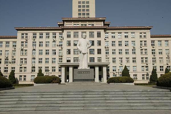艺术类本科录取按照校考阶段自划线院校、非自划线院校和统考阶段的顺序依次进行。