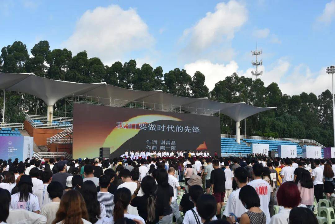 最后，全体师生齐声合唱校歌——《我们要做时代的先锋》，嘹亮的歌声响遏行云。