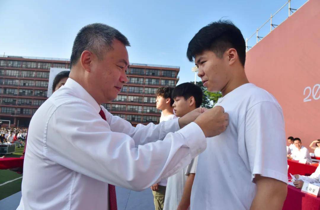 典礼举行了庄重的校徽佩戴仪式，谢昌晶书记为新生代表佩戴广州美术学院校徽。