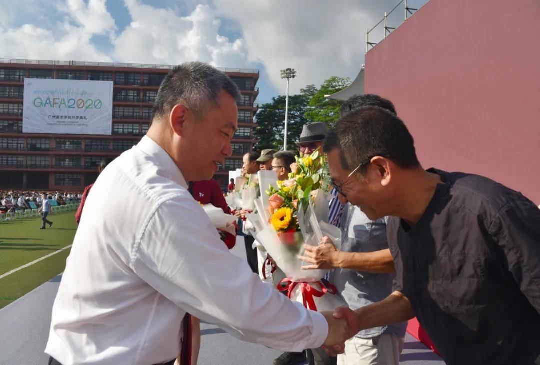 为弘扬尊师重教传统，在开学典礼后，举行了教职工荣休、新入职教师宣誓仪式，新生们也深刻感受到了师道尊严。