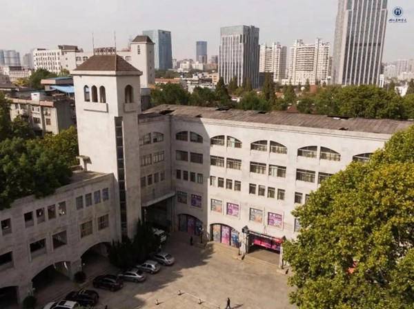 1998年，学校图书馆、展览馆、电教馆综合楼开工建设，总投资1500余万元，总建筑面积9116平方米。