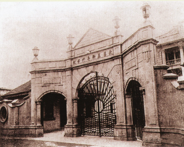1923年，学校增设专门部本科，改校名为武昌美术专门学校（简称“武昌美专”）