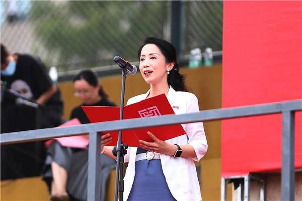 正是一代又一代师德高尚、治学严谨的老师们，潜心教学，倾心育人，传承“闳约深美”、“不息变动”之精神，铸就了百年南艺之辉煌。