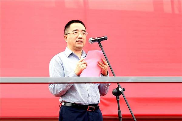 杨书记为军训旅授旗，承训部队副营长蔡金华少校上台接受授旗。