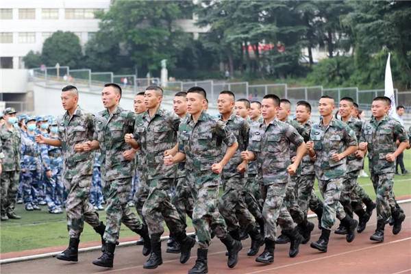 初次见面，带训教官为同学们带来了军事技能展示。一招一式，坚毅果敢，凝聚着一往无前、无坚不摧的力量。