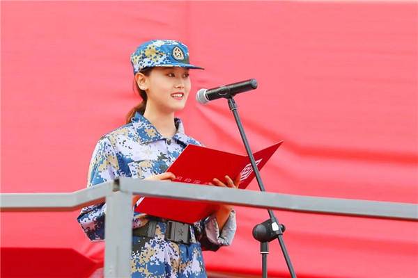 2020级高华同学代表全体新生发言。她表示，将和同学们一起秉承“闳约深美”的校训，刻苦学习，锐意进取，为理想和目标打下坚实的基础，充满勇气地去拥抱未来，不让青春留下遗憾。