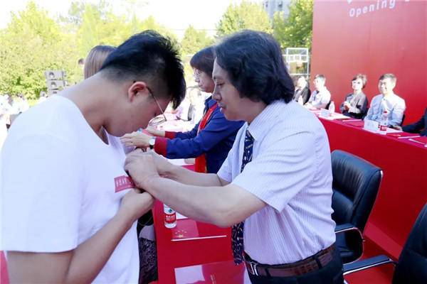 校徽不仅代表着天美人的身份，更承载着天美“崇德尚艺，力学力行”的校训精神，佩戴校徽意味着一种传承，更是一份责任。