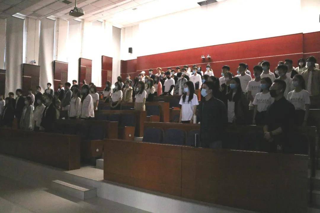 全体学生合唱校歌           最后，开学典礼在全体师生合唱的校歌《常青藤之歌》中圆满落下帷幕。