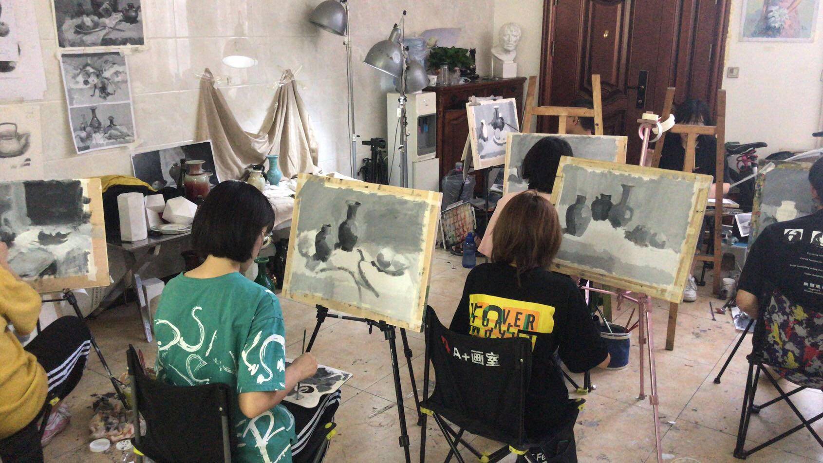 北京A+画室是可以免费试学的；包括寒假班、暑假班、附中班以及高三长期集训班，其中保过班想要试学的话是需要通过考试测试才能跟其他学员一起上课学习的。