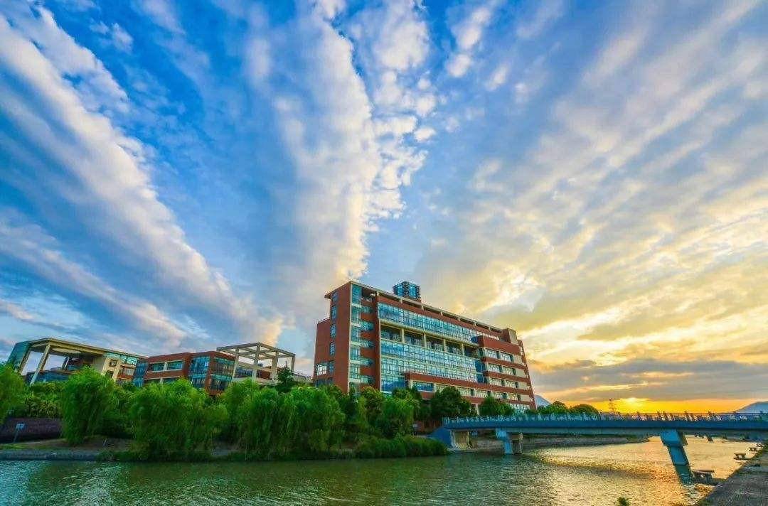 报考我校的音乐类考生(使用联考成绩)，必须符合以下条件：1.参加生源省的艺术联考并取得合格证;2.高考文化成绩达到生源省划定的艺术类本科线;3.英语单科成绩达到规定的分数。符合上述要求的考生，我校将采取以下方式进行录取：