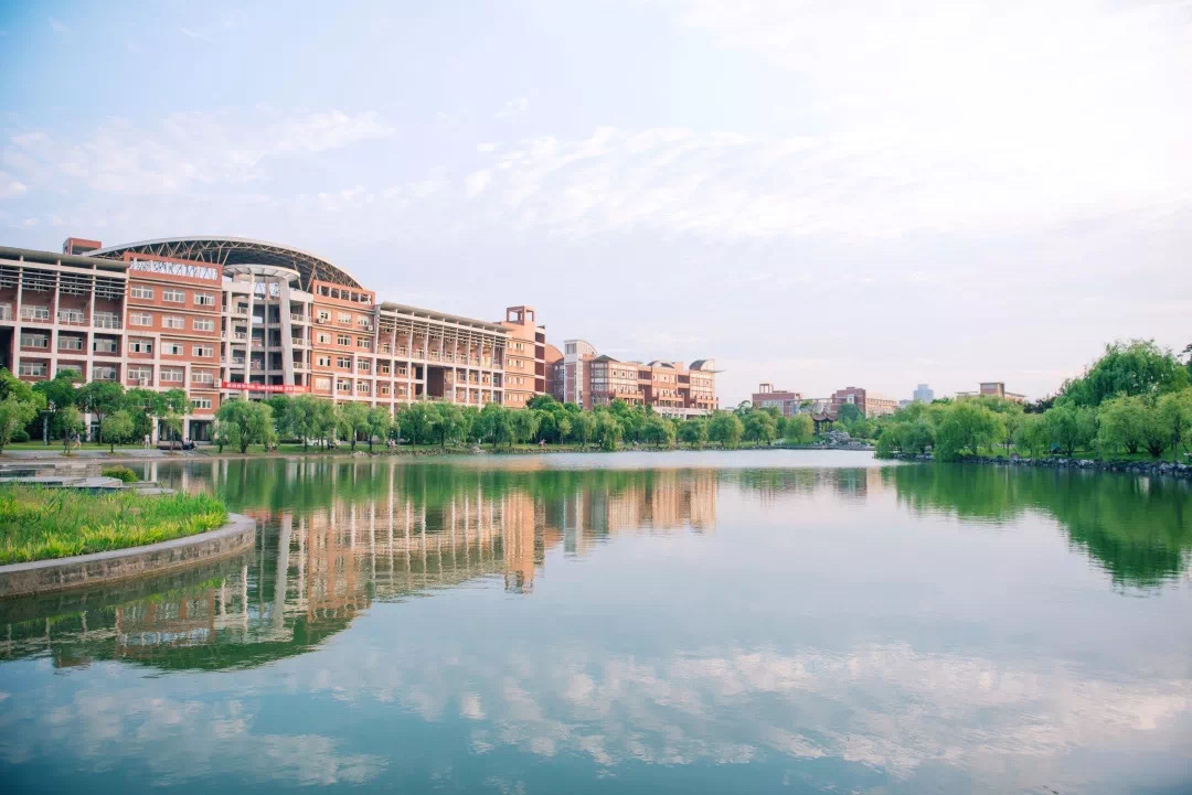 中国计量大学2020年设计学类(视觉传达设计、环境设计)专业面向浙江、江苏、安徽、江西、山东等省份招生，学校均采用考生所在省(市)艺术(美术)统(联)考成绩，不另行组织校考。