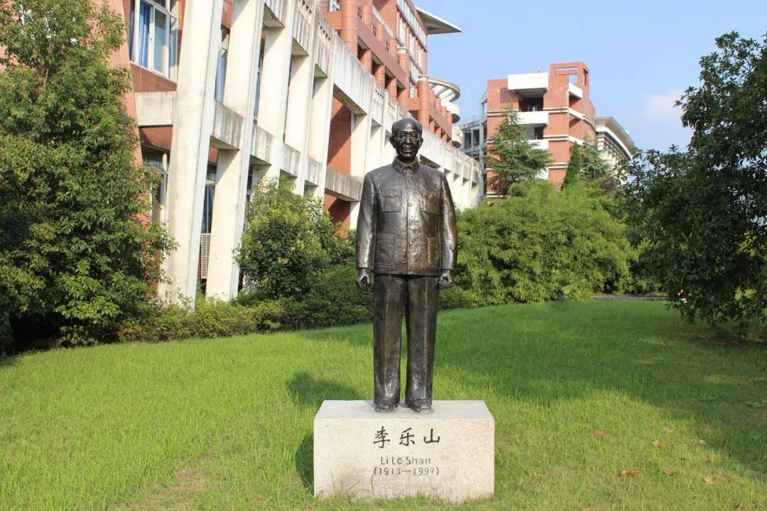 对专业成绩与文化成绩均上线的考生按综合总分排序,统一划定分数线。综合分根据各省美术类统考专业综合分计算规则计分