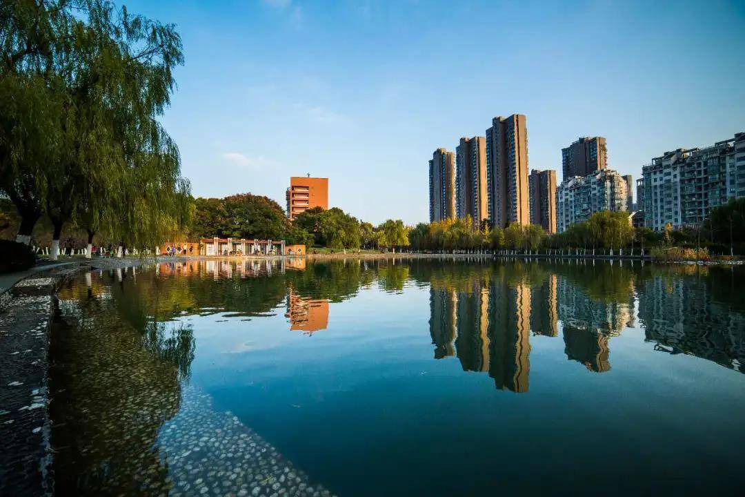 　　艺术(美术)类专业的专业成绩，我校均采用考生所在省(市)艺术(美术)统(联)考成绩，不另行组织校考。