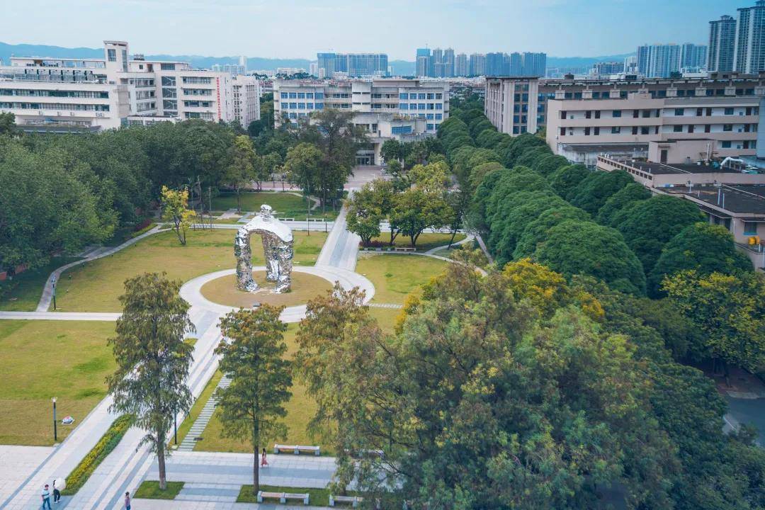 我区2021年普通高考报名将于2020年11月1日开始，11月15日结束。按照规定，所有参加普通高考全国统考和分类考试招生的考生都必须参加普通高考报名。
