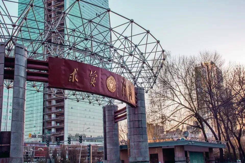 　各市招办于11月22日前，将美术、音乐专业考点名称汇总报送省招生考试管理中心。省招生考试管理中心按照有关规定要求，随机编排考场。各市于考试前发放准考证、签订诚信考试承诺书，并通知考生按时参加考试。