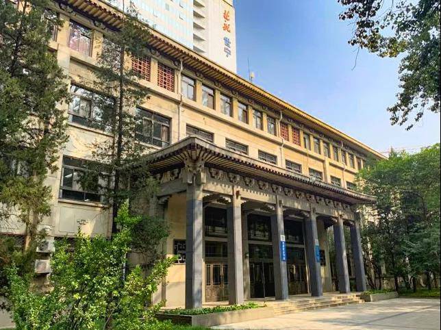 遵守中华人民共和国宪法和法律；高级中等教育学校毕业或具有同等学力；身体状况符合相关要求。