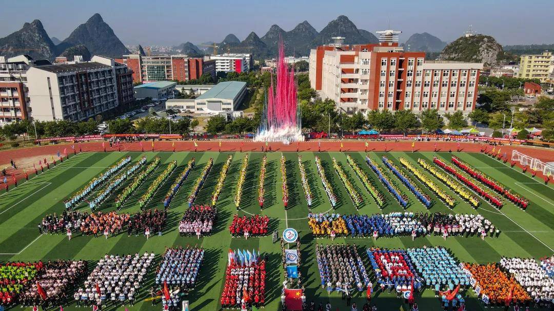 　   根据教育部关于普通高等学校艺术类专业招生的有关规定，结合我校实际，学校决定2021年视觉传达设计、播音与主持艺术专业招收艺术类学生。